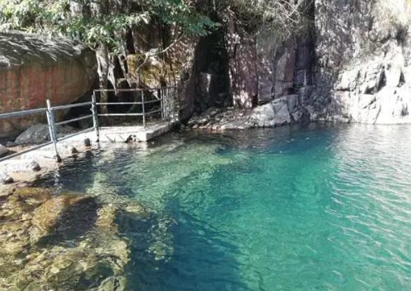 天目大峡谷清澈见底的湖水