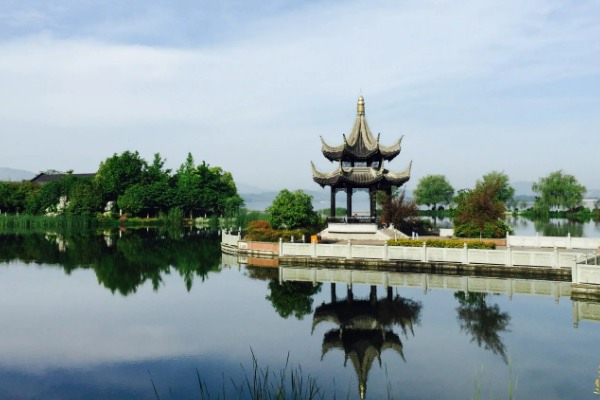 云湖中的休息亭