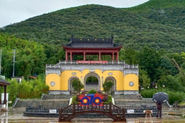 龙池山内的寺庙