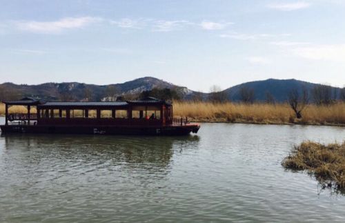 图影生态湿地的游船