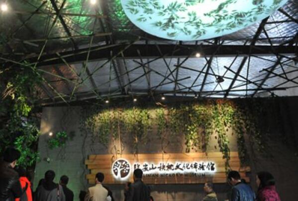 山核桃文化体验馆的游客