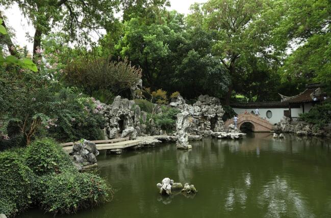 高静园中的假山水池