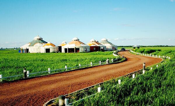 草原上的蒙古包