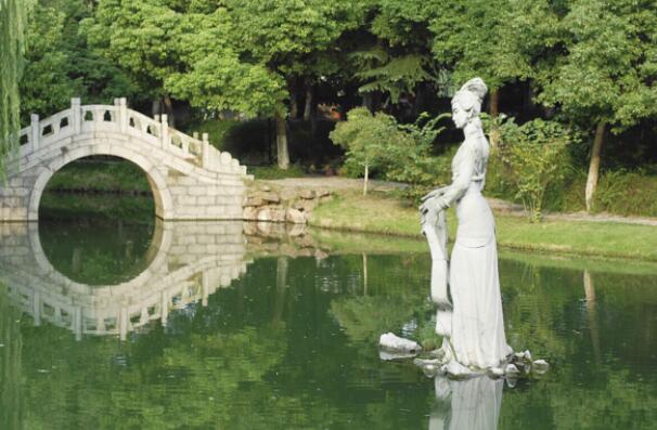 凤凰公园的浣纱女雕塑